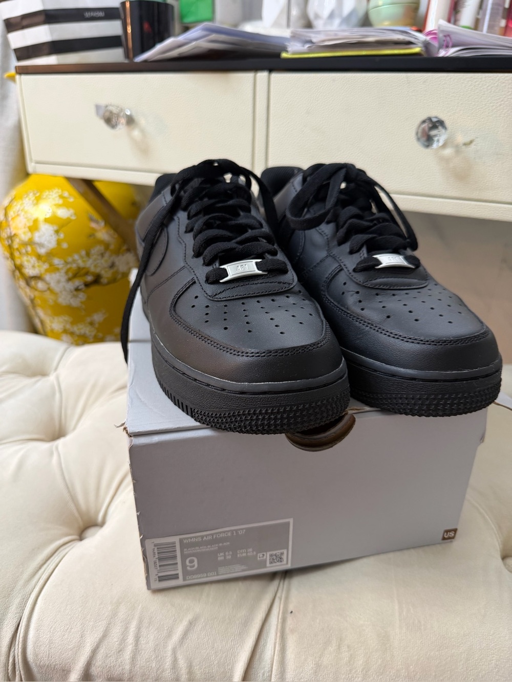 Black Men's Low-Top Sneakers - Classic Leather like new size 9